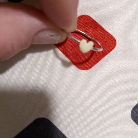Size 8 silver tone heart fashion ring - Picture 2 of 8